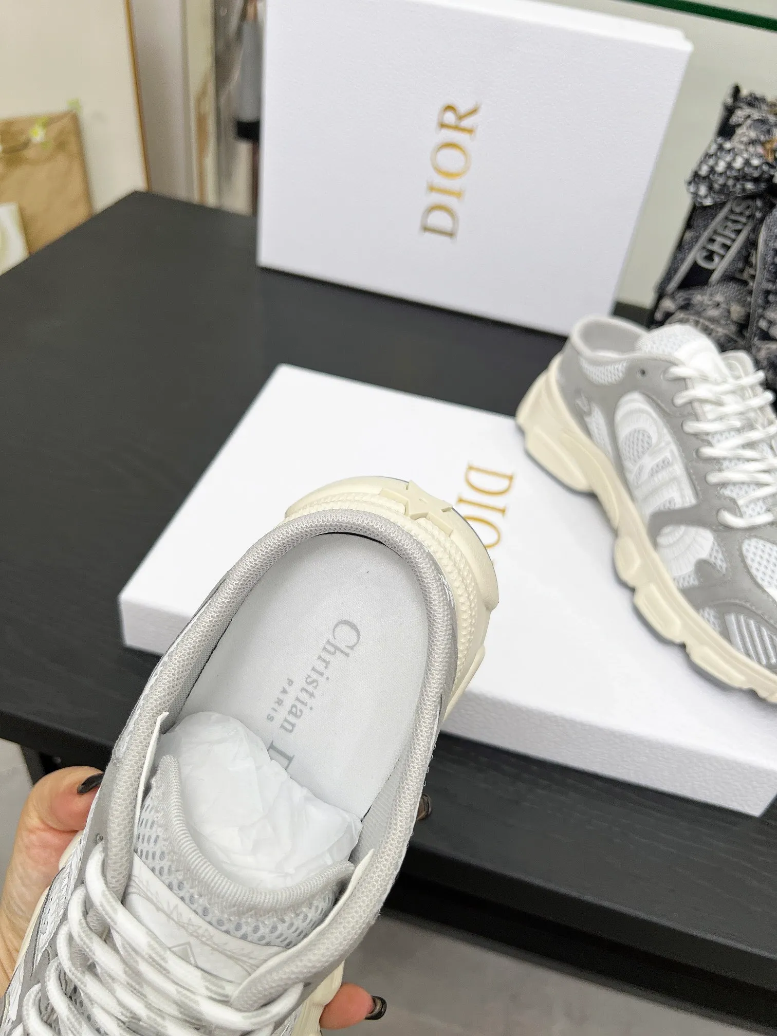 👟👟Ex-factory price 520👟👟 This Dior Chrono sports half slipper reinterprets running shoes with Dior's high-end style. Gray mesh fabric is paired with tonal suede calfskin panels, the CD logo on the side, the star patch on the tongue and the Dior logo on the heel, all in classic fine detail. Featuring two-tone laces and a lightweight sole with star graphics, they can be worn year-round. Size: Women’s size 35-41 (35/42 can be customized) Men’s size 40-46 (men’s version is being printed) Color: 12 colors available